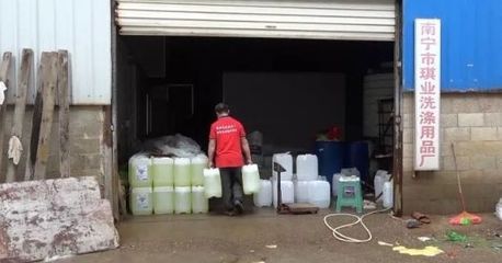 廣西一黑心工廠生產(chǎn)偽劣消毒液酒精，已售近20噸敲響安全警鐘